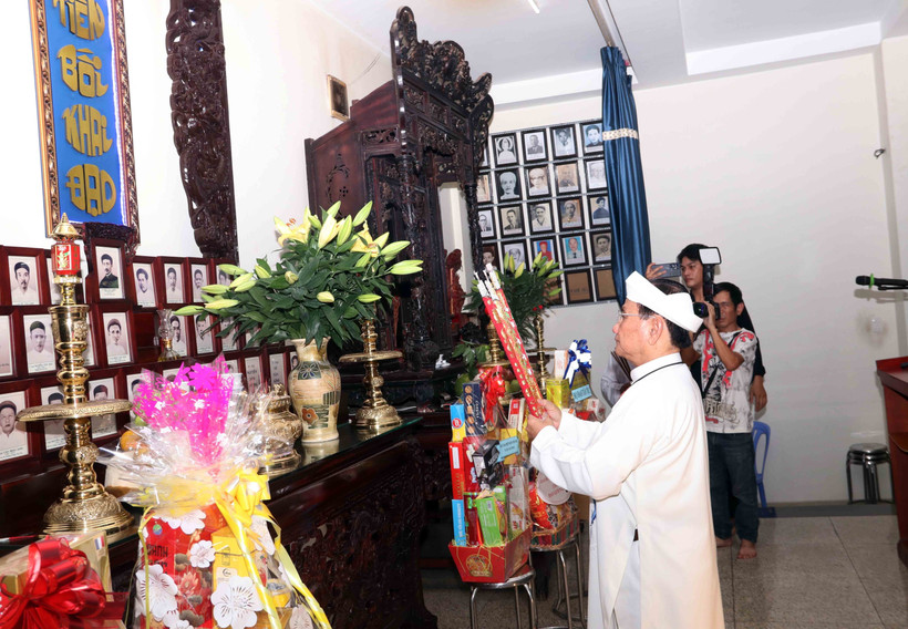 Nguyen Huu Nhon, head of the Management Board of the Nam Thanh oratory performs the incense offering ritual. (Photo: VNA)