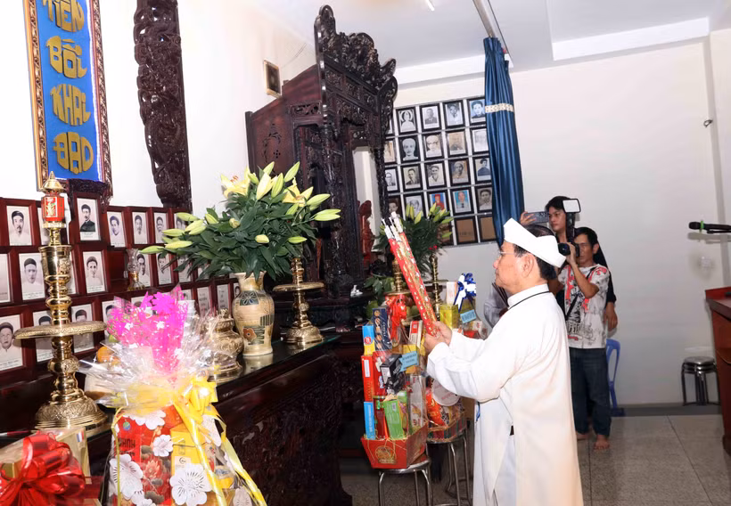 Nguyen Huu Nhon, head of the Management Board of the Nam Thanh oratory performs the incense offering ritual. (Photo: VNA)