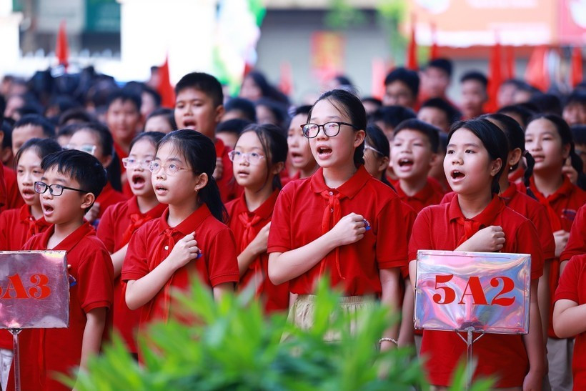 Students sing the national anthem. (Photo: VNA)