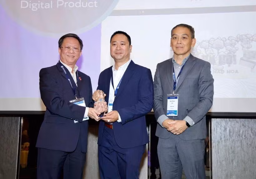 Journalist Tran Ngoc Long (centre), representing VietnamPlus, receives the award in Malaysia. (Photo: VNA)