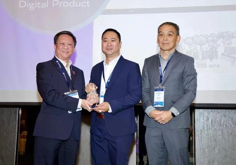 Journalist Tran Ngoc Long (centre), representing VietnamPlus, receives the award in Malaysia. (Photo: VNA)