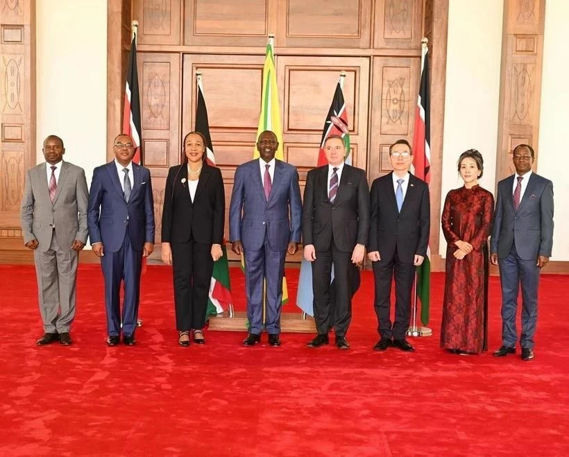 Vietnamese Ambassador to Kenya Vu Thanh Huyen (second from right), along with ambassadors from various countries, present letters of credence to Kenyan President William Samoei Ruto. (Photo: VNA)