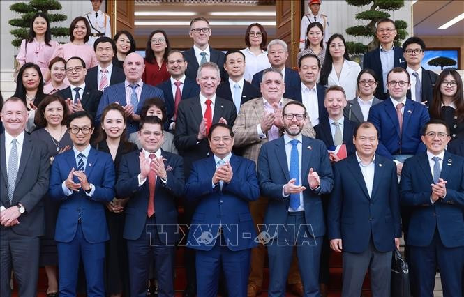Prime Minister Pham Minh Chinh poses for a photo with UK businesses. (Photo: VNA)