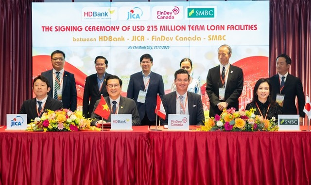 Representatives at the signing ceremony. (Photo Courtesy of HDBank)