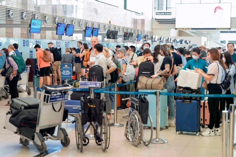 Passengers check in for their flight at Noi Bai International Airport. (Photo: VNA)