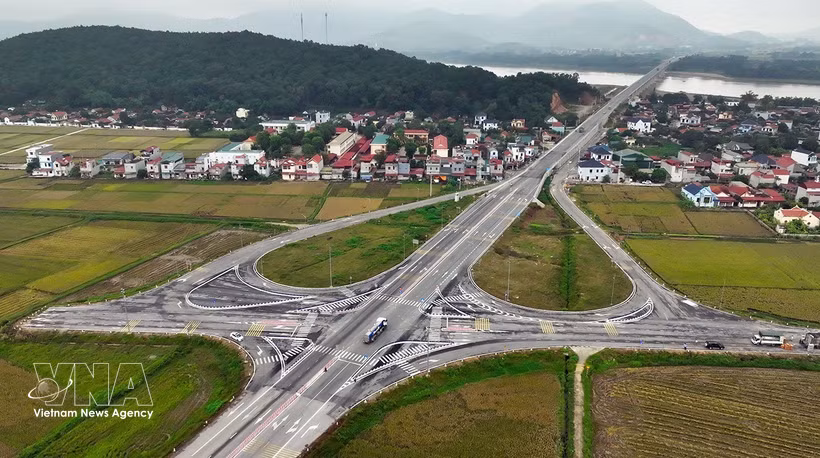 The access road leading to the bridge on the Thieu Quang commune side under the Xuan Quang Bridge sub-project, part of the road project linking National Highway 1 with National Highway 45. (Photo: VNA)