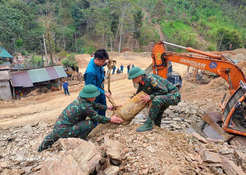 A 250kg unexploded wartime bomb is safely detonated in Nghe An province. (Photo: VNA)