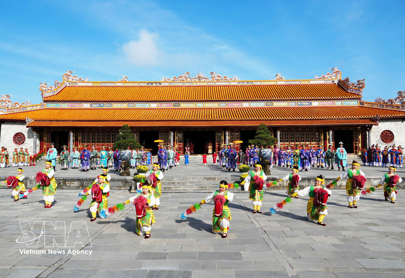 A reenactment of the Nguyen Dynasty’s Lunar New Year Grand Royal Audience ceremony at Thai Hoa Palace in the Hue Imperial Citadel. (Photo: VNA)