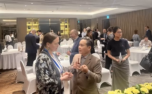 Business representatives from Vietnam and Estonia exchange views during a networking session at the Estonia-Vietnam business seminar in Ho Chi Minh City on April 23, 2026. (Photo: VNA)