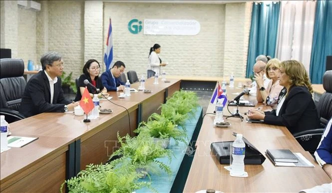 Cuban Minister of Domestic Trade Betsy Díaz Velázquez meets Vietnamese Ambassador to Cuba Le Quang Long in Havana on March 4. (Photo: VNA)