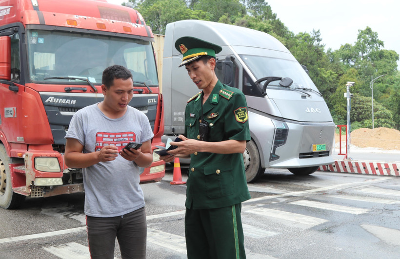 A Lang Son border guard examines a truck driver's documents at Huu Nghi International Border Gate. (Photo: VNA)