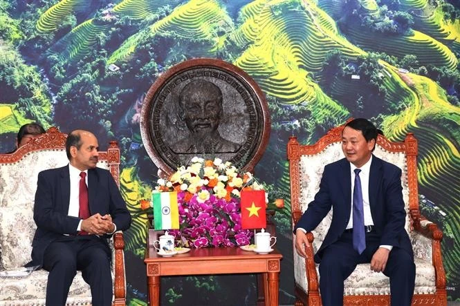 Secretary of the Ha Giang provincial Party Committee Hau A Lenh (right) and Indian Ambassador to Vietnam Sandeep Arya at their meeting on March 20. (Photo: VNA)