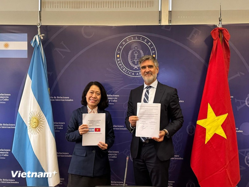 Argentine Deputy Foreign Minister Fernando Brun and Vietnamese Ambassador to Argentina Ngo Minh Nguyet attend the 8th Meeting of the Intergovernmental Committee on Economic, Trade and Scientific–Technological Cooperation between Vietnam and Argentina in Buenos Aires. (Photo: VNA)