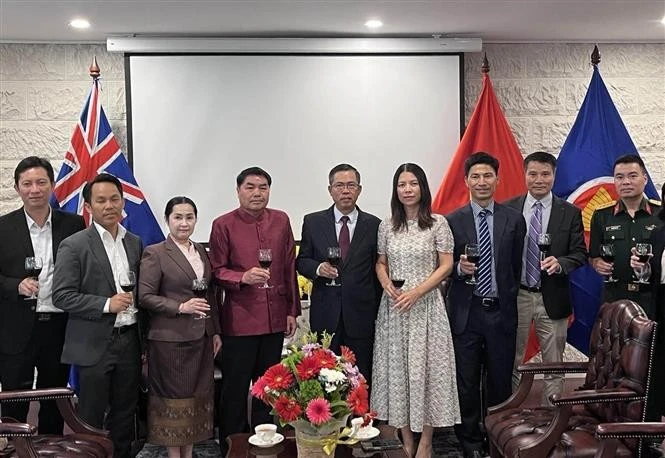 Lao Ambassador to Australia Sinchai Manivanh (fourth from the left) extends Lunar New Year greetings to the Vietnamese Embassy in Canberra. (Photo: VNA)