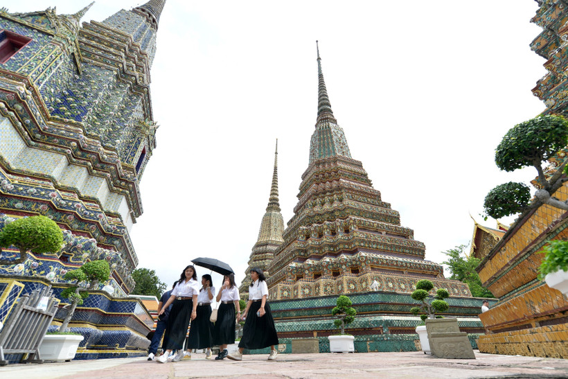 Tourists visit Wat Pho Temple in Bangkok, Thailand. (Photo: Xinhua/VNA)