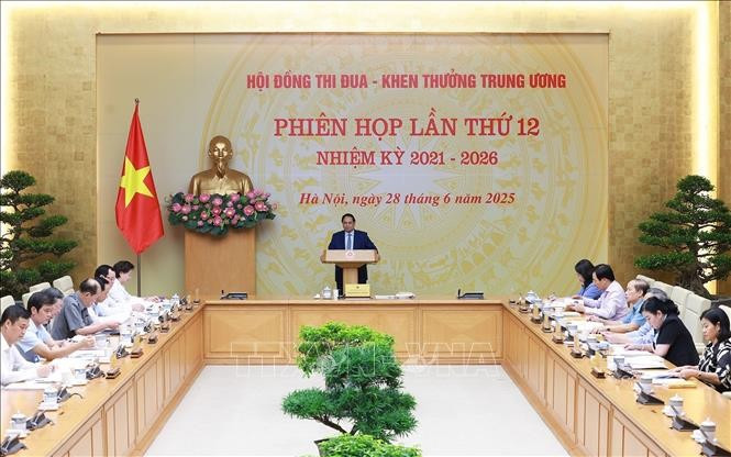 Prime Minister Pham Minh Chinh, Chairman of the Central Council for Emulation and Commendation for the 2021–2026 tenure, chairs the council’s 12th session in Hanoi, June 28, 2025. (Photo: VNA)