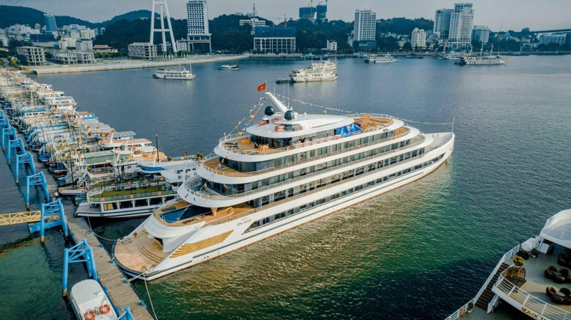 Many luxury cruises have been invested in by businesses to serve tourists visiting Ha Long Bay. (Photo: vdstravel.com)
