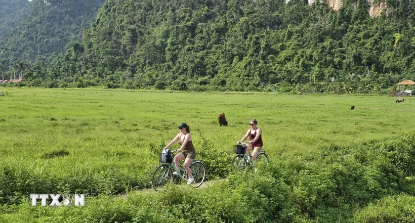 Foreign tourists in Viet Hai community-based tourism site. (Photo; VNA)