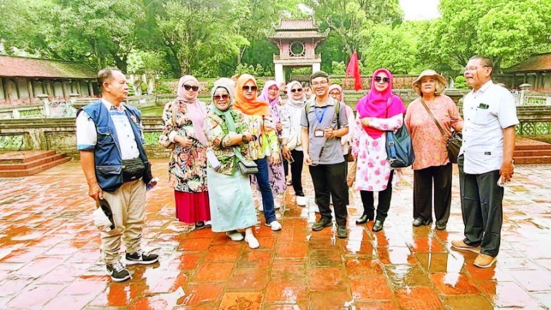 Tourists at the Temple of Literature, Hanoi (Photo: Nhandanonline)