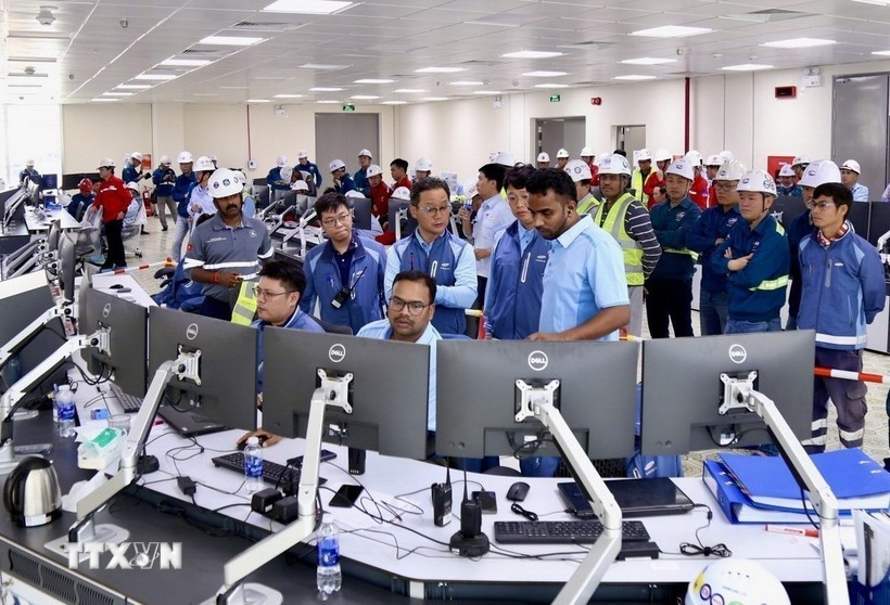 Leaders of PV Power and engineers officially operate the Nhon Trach 3 Power Plant as it connects to the national grid. (Photo published by VNA)