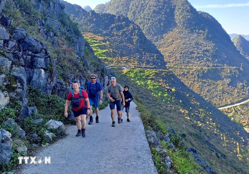 Foreign tourists explore Tuyen Quang tourism. (Photo: VNA)
