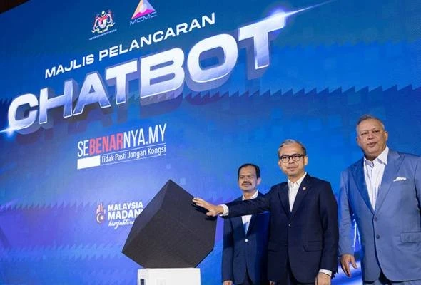 Minister of Communications Fahmi Fadzil launches the Sebenarnya.my Chatbot, known as AIFA, aimed to combat fake news and enable users to check the authenticity of unverified news online. (Photo: AWANI)