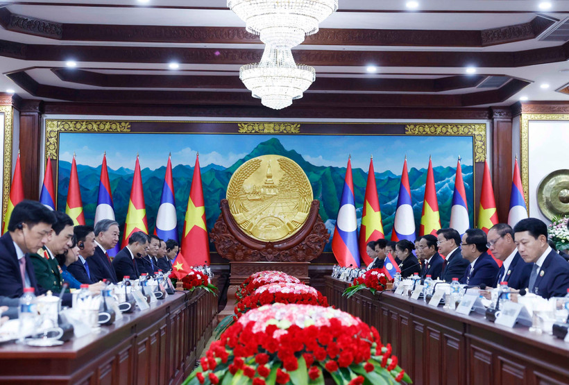 General Secretary of the Communist Party of Vietnam (CPV) To Lam and General Secretary of the Lao People’s Revolutionary Party (LPRP) hold talks in Vientiane on December 1, 2025. (Photo: VNA)