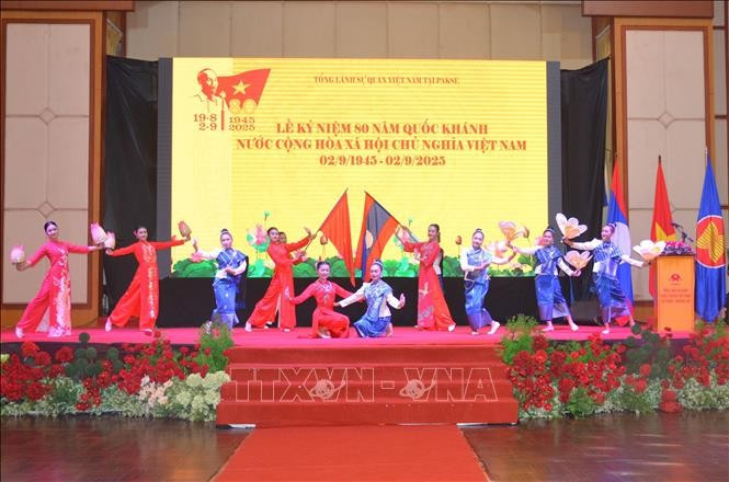 A performance at the ceremony celebrating the 80th National Day of Vietnam in Champasak province, southern Laos. (Photo: VNA)
