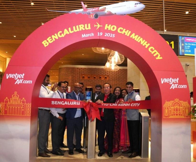 A Vietjet executive performs the ribbon-cutting ceremony for the Ho Chi Minh City - Bengaluru route launch. (Photo: baodautu.vn)