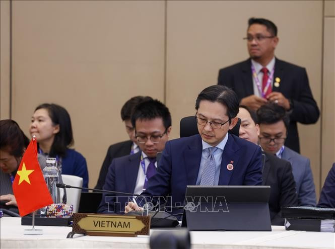 Deputy Minister of Foreign Affairs Do Hung Viet and the Vietnamese delegation at the ASEAN Senior Officials' Meeting (SOM) in Langkawi, Malaysia. (Photo: VNA)