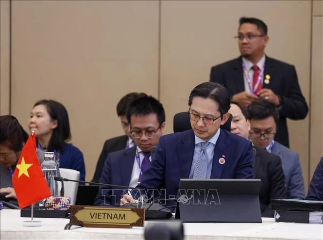 Deputy Minister of Foreign Affairs Do Hung Viet and the Vietnamese delegation at the ASEAN Senior Officials' Meeting (SOM) in Langkawi, Malaysia. (Photo: VNA)