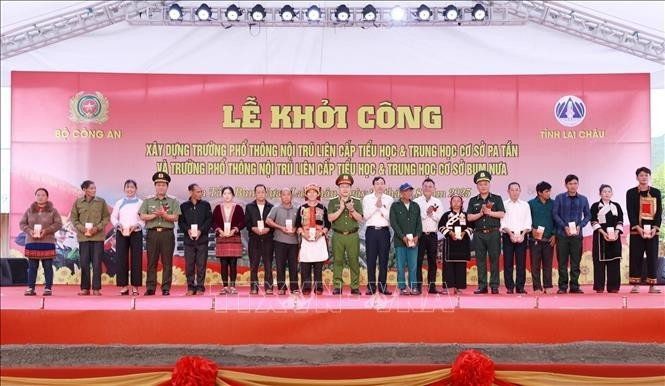 Deputy Minister of Public Security Nguyen Van Long and Chairman of the Lai Chau provincial People’s Committee Le Van Luong present smartphones to residents of Pa Tan and Bum Nua border communes. (Photo: VNA)