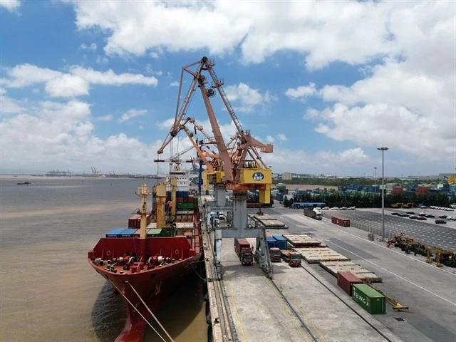 A vessel docks at Hai Phong Port ready to be loaded with containers. (Photo: VNA/VNS)