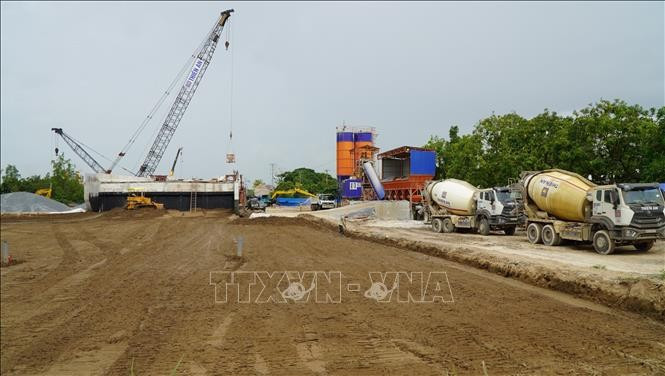 Construction of the Cao Lanh – An Huu Expressway, Section 1, passing through Nhi My commune, Cao Lanh district, Dong Thap province. (Photo: VNA)