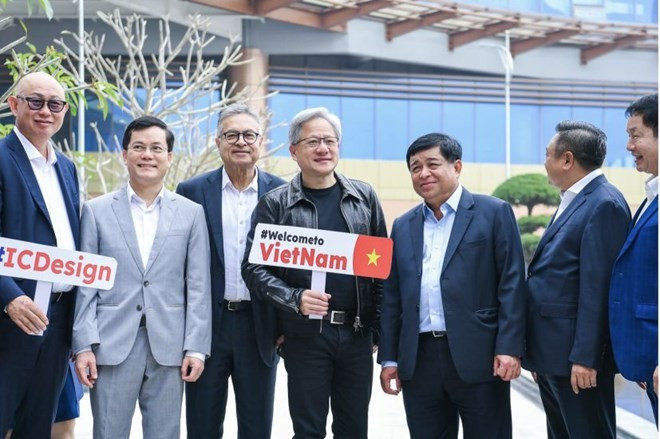 Minister of Planning and Investment Nguyen Chi Dung (third, right) and Jensen Huang, Chairman and CEO of NVIDIA, the world’s leading technology and chip manufacturer, during the latter’s visit to Vietnam in December 2023. (Photo: VNA)