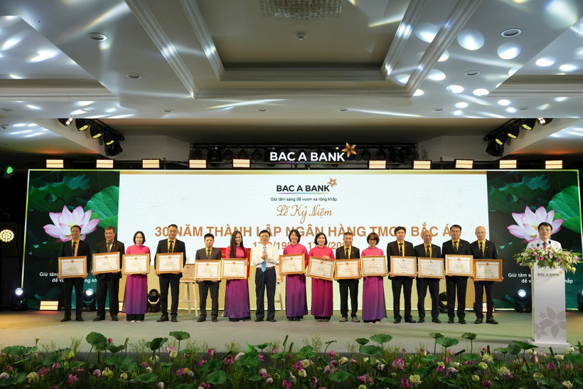 Bac A Bank's staff receive Certificates of Merit from the Governor of the State Bank of Vietnam and the People's Committee of Nghe An province. (Photo: VietnamPlus)