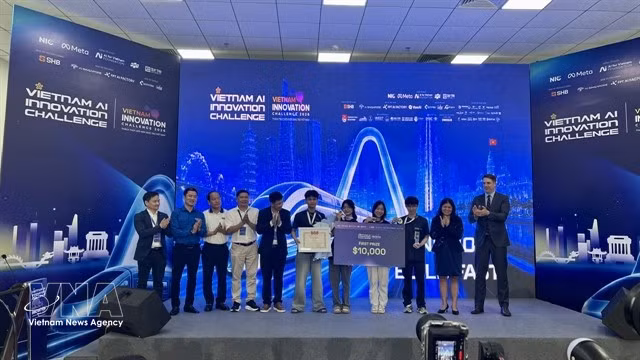 Members of the L-GPT 6.7 team celebrate after winning the Vietnam AI Innovation Challenge (VAIC) 2026 with Lawgic, an AI platform for legal analysis. (Photo: VNA)