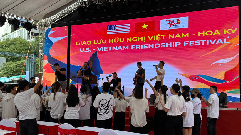 The Vietnam–US Friendship Festival offers the public a vivid insight into the 30-year journey of bilateral relations between the two countries. (Photo: htv.com.vn)