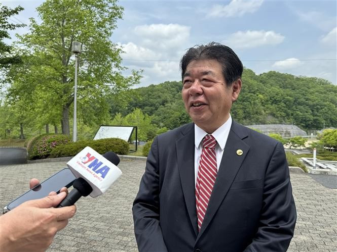 Mayor Hagiwara Seiji of Mimasaka speaks with the VNA correspondent in Japan. (Photo: VNA) 