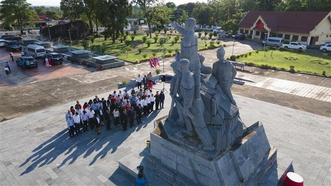 Vietnamese and Lao delegates at the Laos–Vietnam Combat Alliance Monument in Khammouane province, Laos. (Photo: VNA) 
