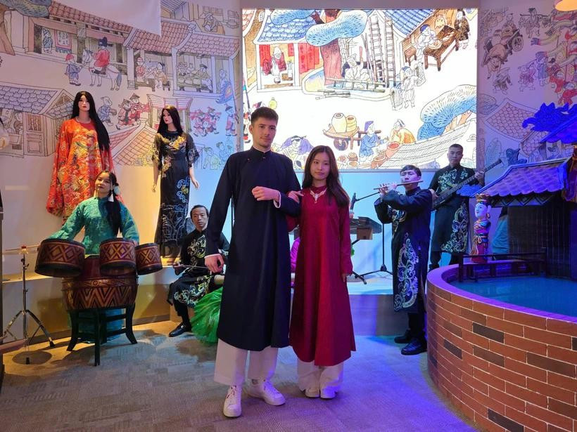 A showcase of the traditional Ao dai ngu than, modeled by staff from the Vietnam Pavilion and representatives from other pavilions participating in EXPO 2025, including the US, Switzerland, and others. (Photo: Ministry of Culture, Sports and Tourism)