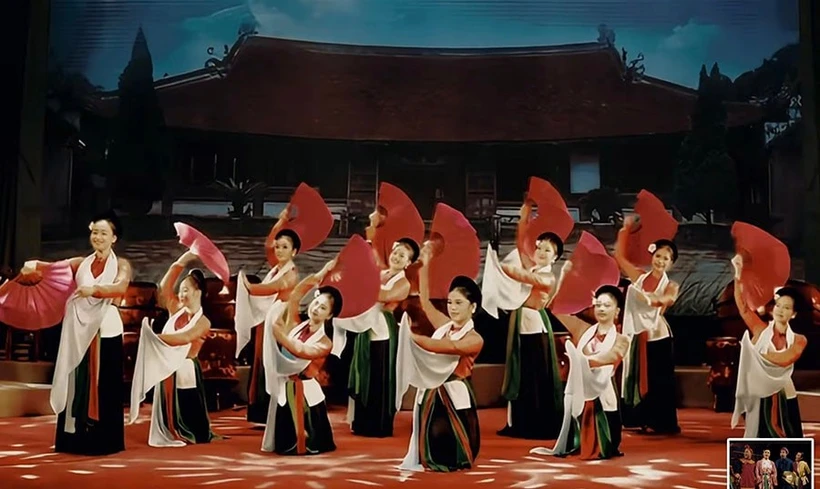 Images from the music video "Cheo Mo Lai Ra" by director Pham Vinh Khuong. (Photo: hanoimoi.vn)