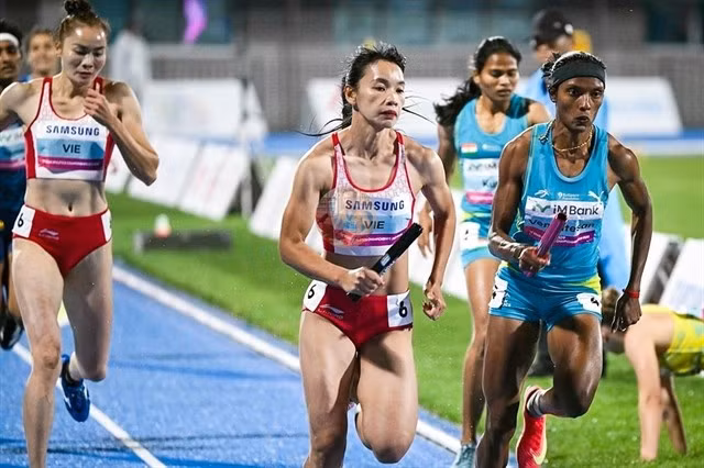 Hoang Thi Minh Hanh of Vietnam (centre) during the last leg of the women's 4x400m at the ongoing Asian Athletics Championships on May 29 in Gumi, the Republic of Korea. (Photo courtesy of AAA)