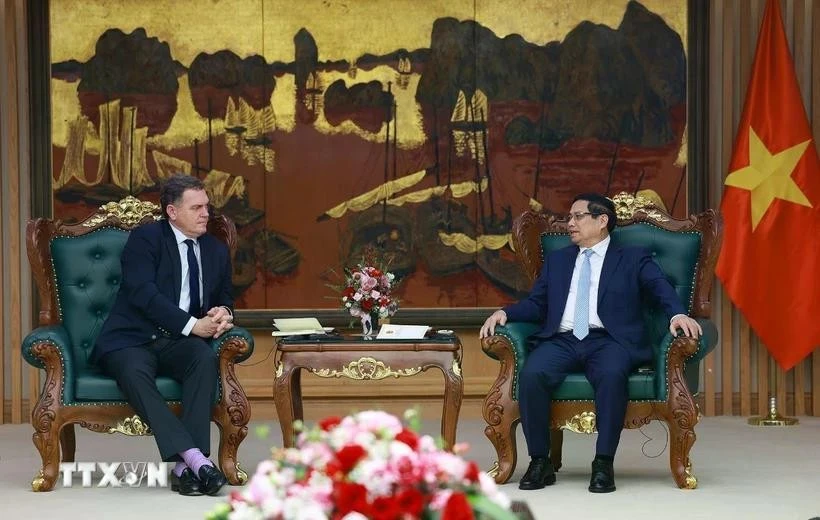 Prime Minister Pham Minh Chinh receives French Transport Minister Philippe Tabarot. (Photo: VNA)