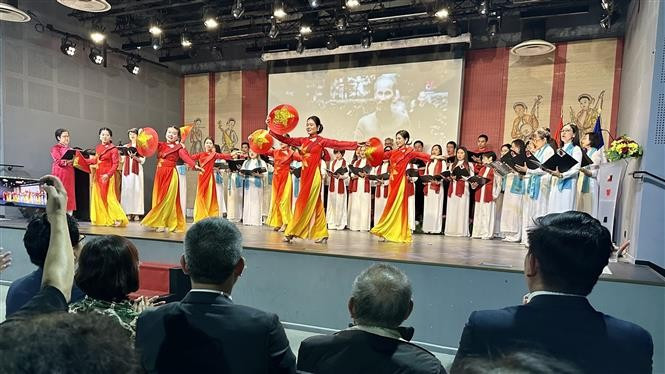 A performance at the celebration of the 135th Birth anniversary of President Ho Chi Minh at the Vietnam Cultural Centre, France. (Photo: VNA)