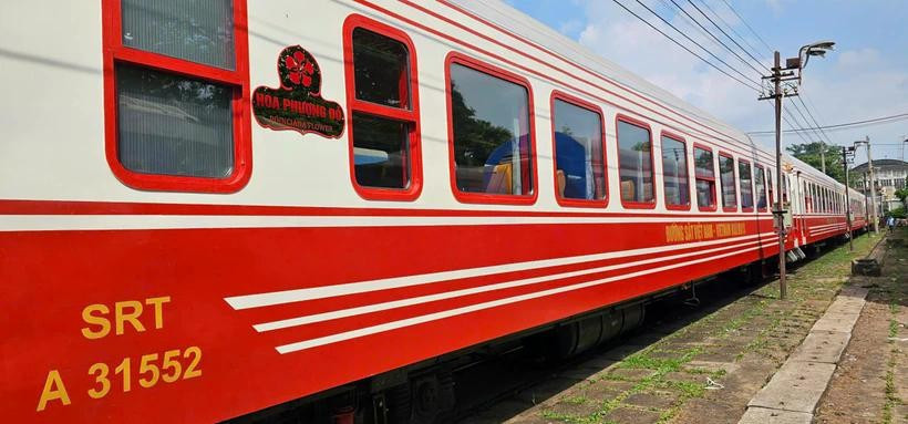 The luxury train, adorned in the signature red of the flamboyant flower, Hai Phong’s iconic bloom, is set to operate on the Hanoi–Hai Phong route. (Photo: VietnamPlus)