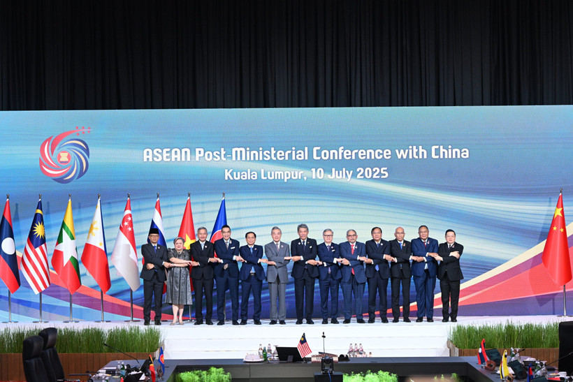 Officials pose for a group photo at the ASEAN Post-Ministerial Conference with China in Kuala Lumpur on July 10 (Photo: Ministry of Foreign Affairs)
