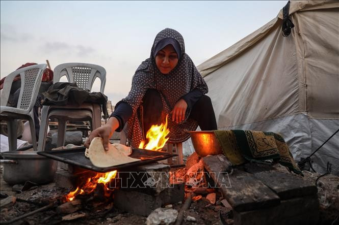 Palestinian residents in the Sheikh Radwan area, northern Gaza. (Photo: Xinhua/VNA)