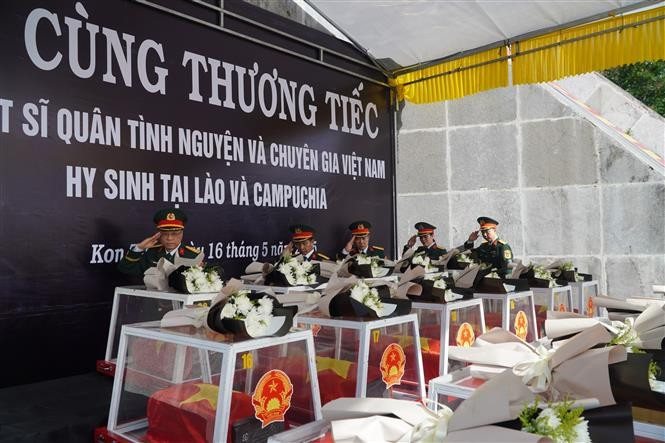 The memorial and burial services are held at the Ngoc Hoi martyrs’ cemetery of Kon Tum province on May 16. (Photo: VNA)