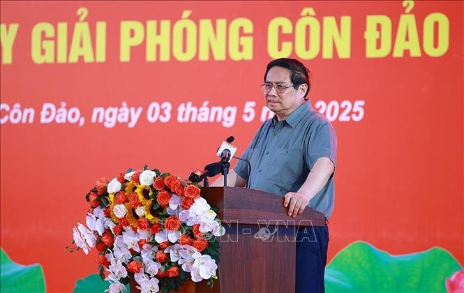 Prime Minister Pham Minh Chinh speaks in tribute to revolutionaries who were imprisoned by the enemy. (Photo: VNA)